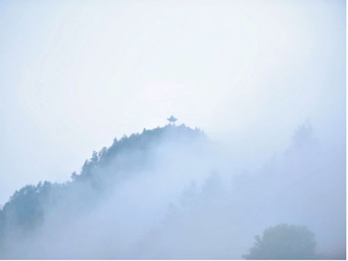 青山渐隐云烟外，亭角孤悬天地心