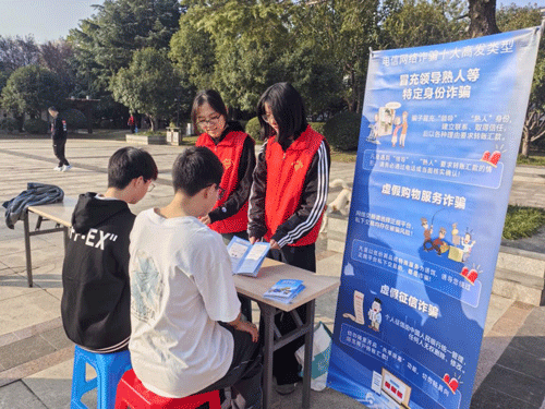 江苏省苏州市张家港市审计局联合社区开展“文明365”便民服务活动